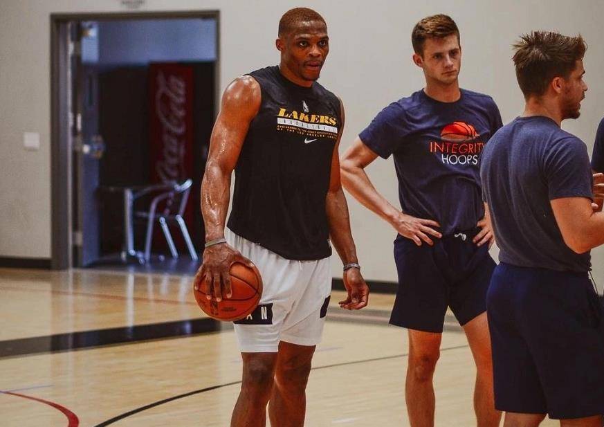 他先压低重 他先压低重